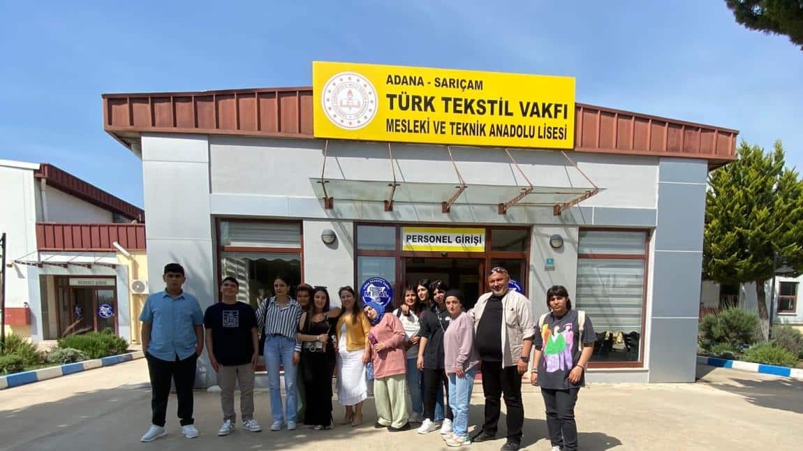 Okulumuz Özel Eğitim Sınıfı öğrencileri Karaca Tekstil ve Türk Tekstil Vakfı Mesleki ve Teknik Anadolu Lisesi'ni ziyaret edip bayramlaşmışlardır. Kendilerine misafirperverliklerinden dolayı teşekkür ederiz. 