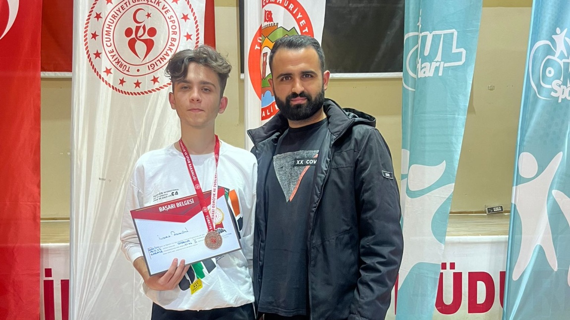 Okulumuz öğrencilerinden İlyas AKGÜN Adana Karate Gençler A Müsabakasında il 3.sü olmuştur. Öğrencimiz İlyas AKGÜN'ü tebrik ederiz.