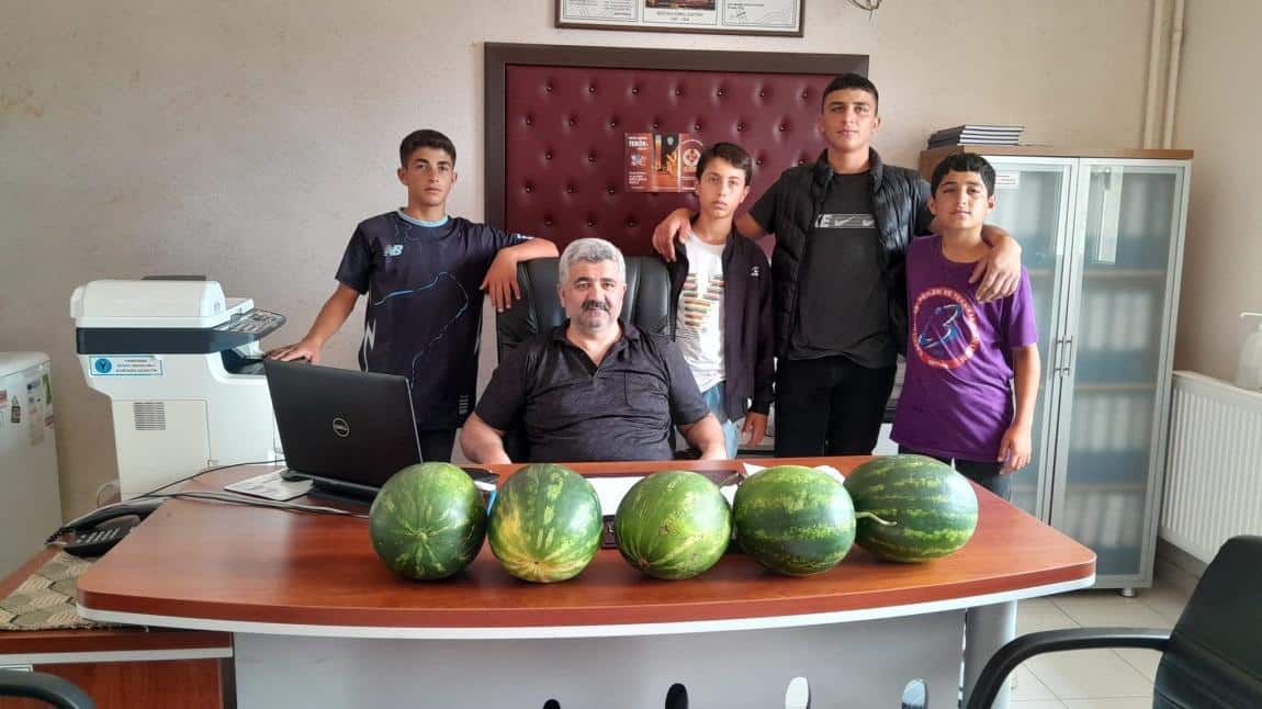 Okulumuz Tarım bölümü ilk tarım ürünlerini yetiştirdi, emeği geçen öğrencilerimize teşekkür ederiz. 